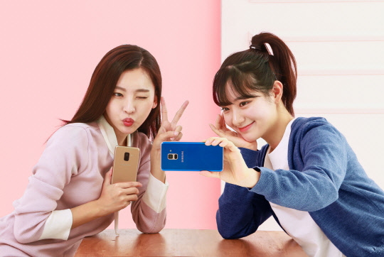 삼성전자 모델들이 영 프리미엄 스마트폰 '갤럭시 A8'로 셀피를 촬영하고 있다. <삼성전자 제공>